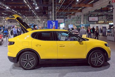 Pasila, Helsinki, Finlandiya 14 Mart. 2025: Ford Capri Premium Extended Range AWD elektrikli otomobil AUTO 25 ve Messukeskus Helsinki Mobilite Show.