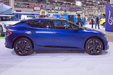 Pasila, Helsinki, Finlandiya 14 Mart. 2025: AUTO 25 'te Kia EV6 GT-Line AWD elektrikli araba ve Messukeskus Helsinki' de Mobilite Şovu.