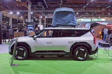 Pasila, Helsinki, Finlandiya 14 Mart. 2025: AUTO 25 'te Kia EV9 AWD elektrikli araba ve Messukeskus Helsinki' de Mobilite Şovu.
