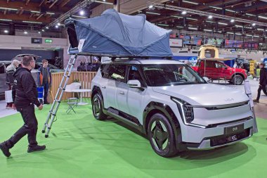 Pasila, Helsinki, Finlandiya 14 Mart. 2025: AUTO 25 'te Kia EV9 AWD elektrikli araba ve Messukeskus Helsinki' de Mobilite Şovu.