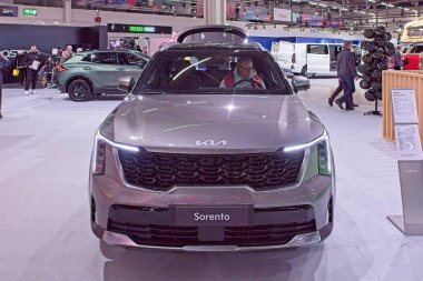 Pasila, Helsinki, Finlandiya 14 Mart. 2025: Kia Sorento PHEV 1.6 T-GDI Eklenti Hibrid AWD İş Lüks AT 5P araç AUTO 25 ve Messukeskus Helsinki Mobilite gösterisi.