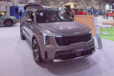 Pasila, Helsinki, Finlandiya 14 Mart. 2025: Kia Sorento PHEV 1.6 T-GDI Eklenti Hibrid AWD İş Lüks AT 5P araç AUTO 25 ve Messukeskus Helsinki Mobilite gösterisi.