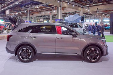 Pasila, Helsinki, Finlandiya 14 Mart. 2025: Kia Sorento PHEV 1.6 T-GDI Eklenti Hibrid AWD İş Lüks AT 5P araç AUTO 25 ve Messukeskus Helsinki Mobilite gösterisi.