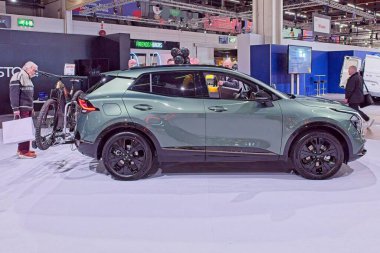 Pasila, Helsinki, Finlandiya 14 Mart. 2025: Kia Sportage PHEV 1.6 T-GDI AWD Eklenti Melez Sürüm AT otomobil AUTO 25 ve Messukeskus Helsinki Mobilite Fuarı.