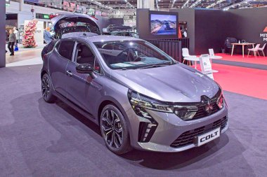 Pasila, Helsinki, Finlandiya 14 Mart. 2025: Mitsubishi Colt 1. 0 MPI-T Yoğun MT aracı AUTO 25 ve Messukeskus Helsinki Mobilite Fuarı.