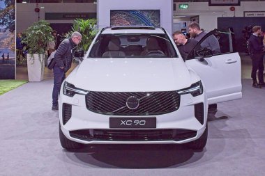 Pasila, Helsinki, Finlandiya 14 Mart. 2025: AUTO 25 'te Volvo XC 90 ve Messukeskus Helsinki' de Mobilite Show.