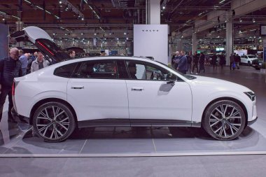 Pasila, Helsinki, Finlandiya 14 Mart. 2025: AUTO 25 'te Volvo ES 90 ve Messukeskus Helsinki' de Mobilite Show.