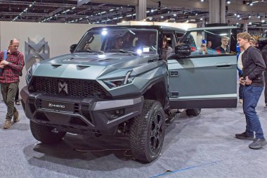 Pasila, Helsinki, Finlandiya 14 Mart. 2025: Dongfeng M-Hero 917 AUTO 25 ve Messukeskus Helsinki Mobilite Fuarında elektrikli araba.