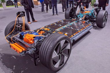 Pasila, Helsinki, Finlandiya 14 Mart. 2025: AUTO 25 ve Messukeskus Helsinki 'deki Volvo elektrikli araba aküsü, güç bağlantıları ve motorun ayrıntılı görünümü.
