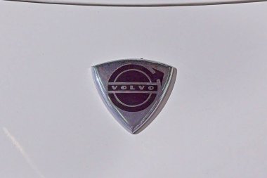 Pasila, Helsinki, Finlandiya 14 Mart. 2025: AUTO 25 'teki eski Volvo logosu ve Messukeskus Helsinki' deki Mobilite Şovu.