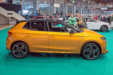Pasila, Helsinki, Finlandiya 14 Mart. 2025: Skoda Fabia 1.0 TSI 116 Monte Carlo DSG Autom. AUTO 25 ve Messukeskus Helsinki 'de Mobilite Şovu.