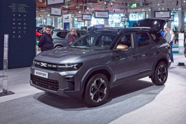 Pasila, Helsinki, Finlandiya 14 Mart. 2025: AUTO 25 'teki Dacia Bigster arabası ve Messukeskus Helsinki' deki Mobilite gösterisi.