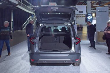 Pasila, Helsinki, Finlandiya 14 Mart. 2025: AUTO 25 'teki Dacia Bigster arabası ve Messukeskus Helsinki' deki Mobilite gösterisi.