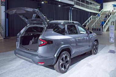 Pasila, Helsinki, Finlandiya 14 Mart. 2025: AUTO 25 'teki Dacia Bigster arabası ve Messukeskus Helsinki' deki Mobilite gösterisi.