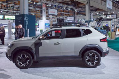 Pasila, Helsinki, Finlandiya 14 Mart. 2025: AUTO 25 'te Dacia Duster arabası ve Messukeskus Helsinki' de Mobilite Show.