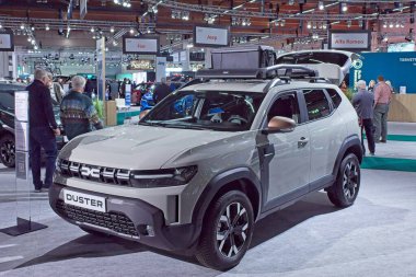 Pasila, Helsinki, Finlandiya 14 Mart. 2025: AUTO 25 'te Dacia Duster arabası ve Messukeskus Helsinki' de Mobilite Show.