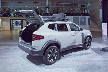 Pasila, Helsinki, Finlandiya 14 Mart. 2025: AUTO 25 'te Dacia Duster arabası ve Messukeskus Helsinki' de Mobilite Show.
