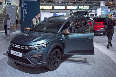 Pasila, Helsinki, Finlandiya 14 Mart. 2025: AUTO 25 'te Dacia Jogger arabası Messukeskus Helsinki' de Mobilite Şovu.