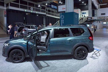 Pasila, Helsinki, Finlandiya 14 Mart. 2025: AUTO 25 'te Dacia Jogger arabası Messukeskus Helsinki' de Mobilite Şovu.