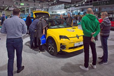 Pasila, Helsinki, Finlandiya 14 Mart. 2025: Renault 5 E-Tech elektrik konfor aralığı ikonik cinq elektrikli araba AUTO 25 ve Messukeskus Helsinki Mobilite gösterisi.