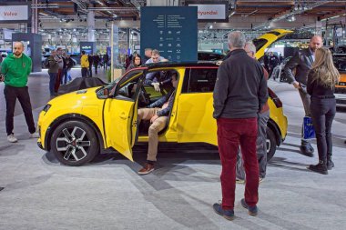 Pasila, Helsinki, Finlandiya 14 Mart. 2025: Renault 5 E-Tech elektrik konfor aralığı ikonik cinq elektrikli araba AUTO 25 ve Messukeskus Helsinki Mobilite gösterisi.