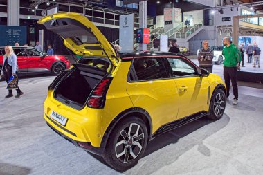 Pasila, Helsinki, Finlandiya 14 Mart. 2025: Renault 5 E-Tech elektrik konfor aralığı ikonik cinq elektrikli araba AUTO 25 ve Messukeskus Helsinki Mobilite gösterisi.