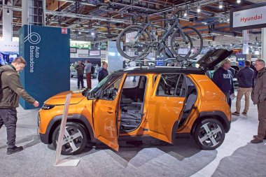 Pasila, Helsinki, Finlandiya 14 Mart. 2025: AUTO 25 'te Hyundai Inster elektrikli araba ve Messukeskus Helsinki' de Mobilite Show.