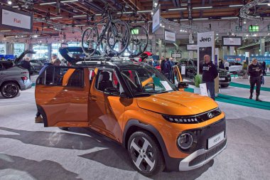 Pasila, Helsinki, Finlandiya 14 Mart. 2025: AUTO 25 'te Hyundai Inster elektrikli araba ve Messukeskus Helsinki' de Mobilite Show.