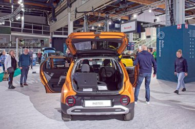 Pasila, Helsinki, Finlandiya 14 Mart. 2025: AUTO 25 'te Hyundai Inster elektrikli araba ve Messukeskus Helsinki' de Mobilite Show.