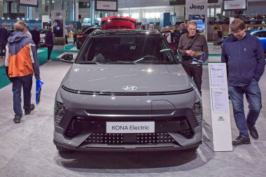 Pasila, Helsinki, Finlandiya 14 Mart. 2025: AUTO 25 'te Hyundai Kona Electric car ve Messukeskus Helsinki' de Mobilite Show.