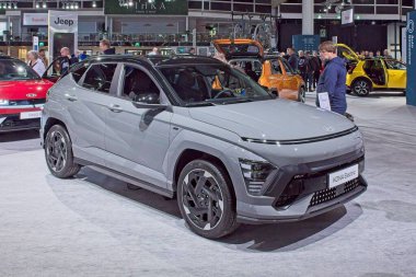 Pasila, Helsinki, Finlandiya 14 Mart. 2025: AUTO 25 'te Hyundai Kona Electric car ve Messukeskus Helsinki' de Mobilite Show.