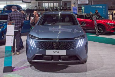 Pasila, Helsinki, Finlandiya 14 Mart. 2025: AUTO 25 'te Peugeot 5008 araç ve Messukeskus Helsinki' de Mobilite Show.
