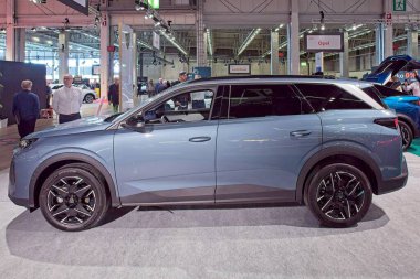 Pasila, Helsinki, Finlandiya 14 Mart. 2025: AUTO 25 'te Peugeot 5008 araç ve Messukeskus Helsinki' de Mobilite Show.