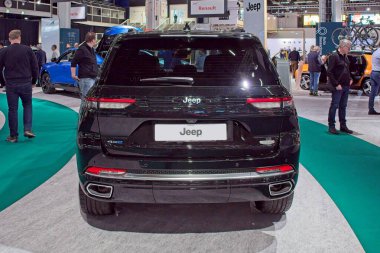 Pasila, Helsinki, Finlandiya 14 Mart. 2025: AUTO 25 'te Jeep Grand Cherokee arabası ve Messukeskus Helsinki' de Mobilite Show.