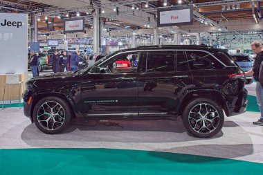 Pasila, Helsinki, Finlandiya 14 Mart. 2025: AUTO 25 'te Jeep Grand Cherokee arabası ve Messukeskus Helsinki' de Mobilite Show.