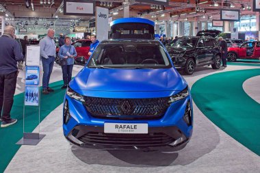 Pasila, Helsinki, Finlandiya 14 Mart. 2025: AUTO 25 'te Renault Rafale E-Tech eklenti hibrit araba ve Messukeskus Helsinki' de Mobilite gösterisi.