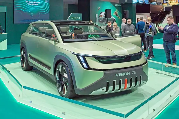 Pasila, Helsinki, Finlandiya 14 Mart. 2025: AUTO 25 'te Skoda Vision 7S araç ve Messukeskus Helsinki' de Mobilite Show.