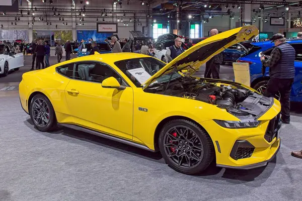 Pasila, Helsinki, Finlandiya 14 Mart. 2025: Ford Mustang GT Fastback 5.0 V8 A10 AUTO 25 ve Messukeskus Helsinki Mobilite Show.