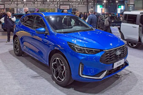 Pasila, Helsinki, Finlandiya 14 Mart. 2025: Ford Kuga ST-Line X 2.5 Hybrid (HEV) AUTO 25 ve Messukeskus Helsinki 'de Mobilite Show.