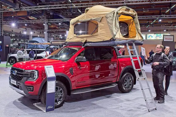 Pasila, Helsinki, Finlandiya 14 Mart. 2025: AUTO 25 'te Ford Ranger Wildtrak PHEV aracı ve Messukeskus Helsinki' de Mobilite Show.
