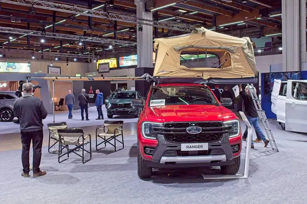 Pasila, Helsinki, Finlandiya 14 Mart. 2025: AUTO 25 'te Ford Ranger Wildtrak PHEV aracı ve Messukeskus Helsinki' de Mobilite Show.