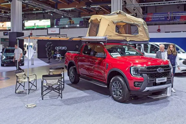 Pasila, Helsinki, Finlandiya 14 Mart. 2025: AUTO 25 'te Ford Ranger Wildtrak PHEV aracı ve Messukeskus Helsinki' de Mobilite Show.
