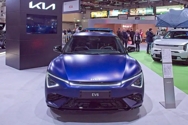 Pasila, Helsinki, Finlandiya 14 Mart. 2025: AUTO 25 'te Kia EV6 GT-Line AWD elektrikli araba ve Messukeskus Helsinki' de Mobilite Şovu.