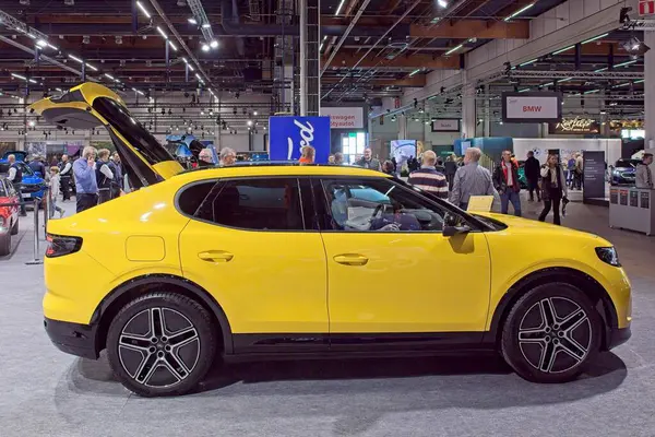 Pasila, Helsinki, Finlandiya 14 Mart. 2025: Ford Capri Premium Extended Range AWD elektrikli otomobil AUTO 25 ve Messukeskus Helsinki Mobilite Show.