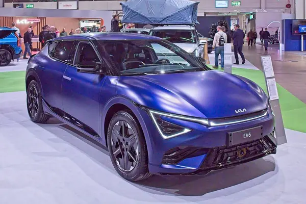 Pasila, Helsinki, Finlandiya 14 Mart. 2025: AUTO 25 'te Kia EV6 GT-Line AWD elektrikli araba ve Messukeskus Helsinki' de Mobilite Şovu.