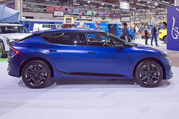 Pasila, Helsinki, Finlandiya 14 Mart. 2025: AUTO 25 'te Kia EV6 GT-Line AWD elektrikli araba ve Messukeskus Helsinki' de Mobilite Şovu.