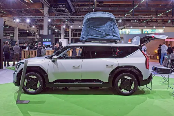 Pasila, Helsinki, Finlandiya 14 Mart. 2025: AUTO 25 'te Kia EV9 AWD elektrikli araba ve Messukeskus Helsinki' de Mobilite Şovu.