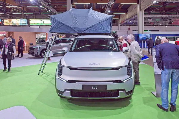 Pasila, Helsinki, Finlandiya 14 Mart. 2025: AUTO 25 'te Kia EV9 AWD elektrikli araba ve Messukeskus Helsinki' de Mobilite Şovu.