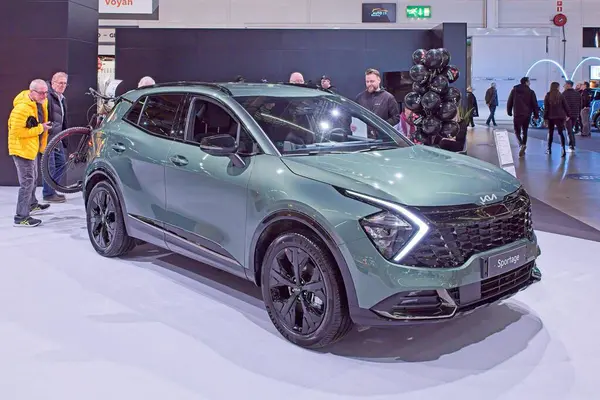 Pasila, Helsinki, Finlandiya 14 Mart. 2025: Kia Sportage PHEV 1.6 T-GDI AWD Eklenti Melez Sürüm AT otomobil AUTO 25 ve Messukeskus Helsinki Mobilite Fuarı.