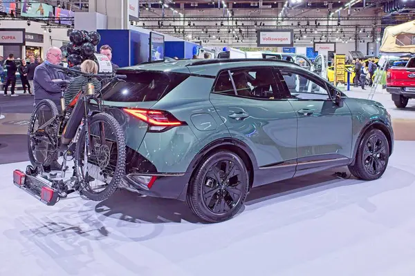 Pasila, Helsinki, Finlandiya 14 Mart. 2025: Kia Sportage PHEV 1.6 T-GDI AWD Eklenti Melez Sürüm AT otomobil AUTO 25 ve Messukeskus Helsinki Mobilite Fuarı.